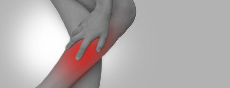 ふくらはぎに痛みを抱えている様子