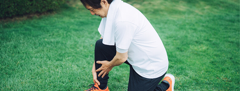 運動による痛みを抱えている様子