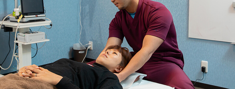 お身体の検査・確認している様子