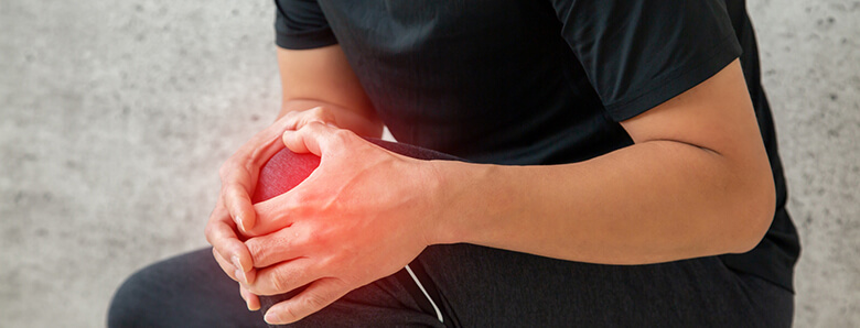 膝に痛みを抱えている様子