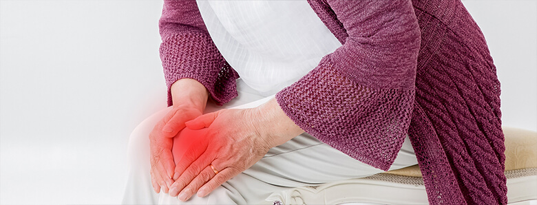 高齢者の方の膝に痛みを抱えている様子
